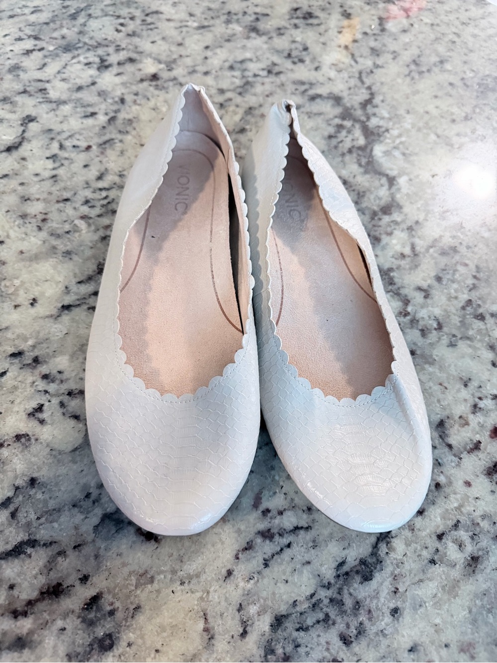 Vionic Women's Scalloped Ballet Flats in Light Beige